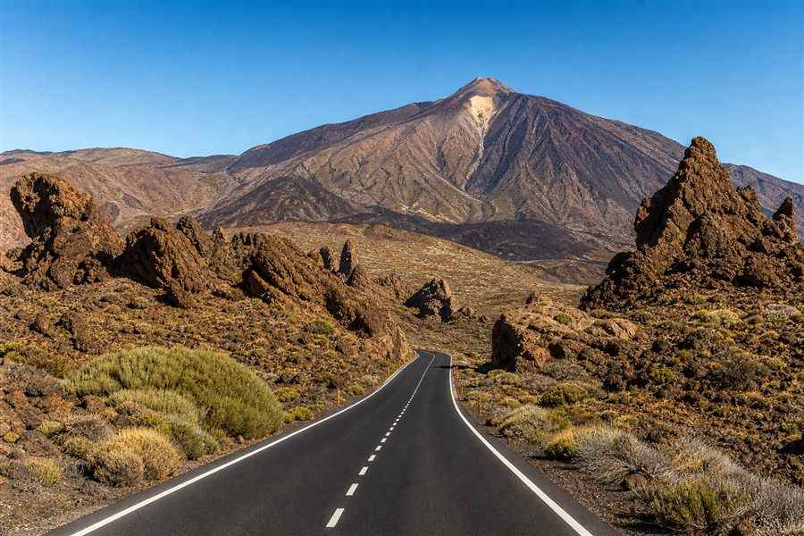 Carretera y paisaje volcánico en la ruta al Teide