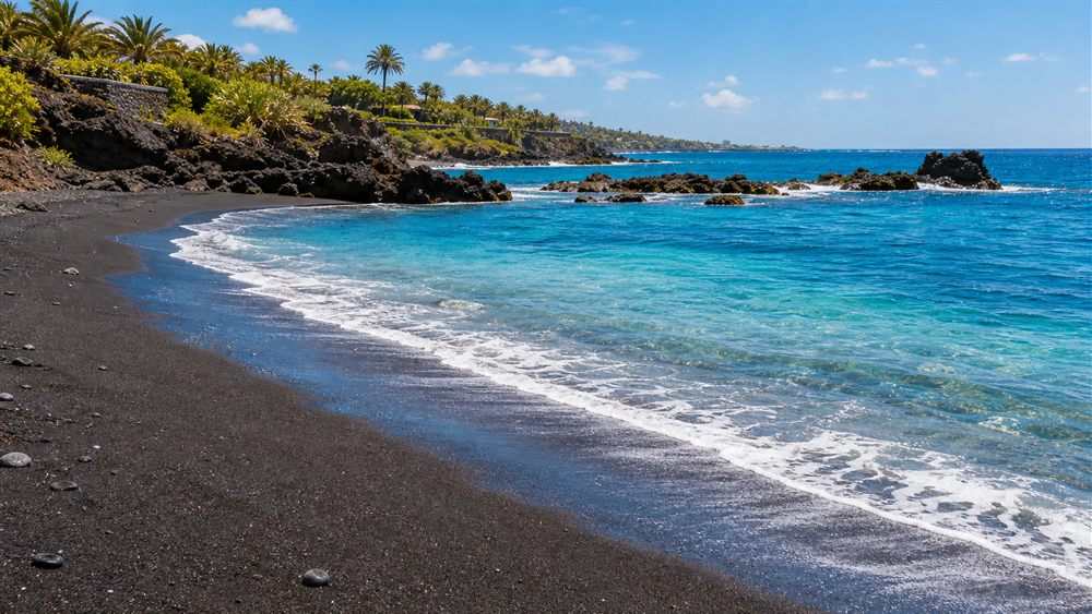 Playa volcánica de Tenerife con agua turquesa